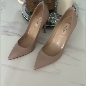 Valentino beige poudre leather gold stud heels